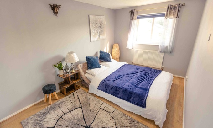 Andover House | 3 Bedrooms - Sleeps 8 - Wifi - 3 Car Parking