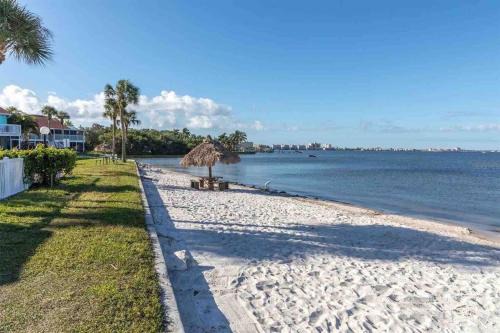 Bayview House | 3 Beds Private Beach Retreat Pool Hot Tub