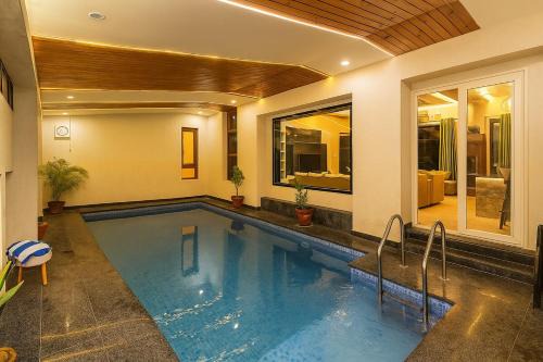 Jamdoli Villa | 3 BHK Farm With Indoor Pool Near City Centre