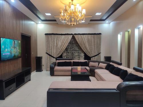 Lahore House | 3 BR Serviced Ground Floor Near Emporium Mall
