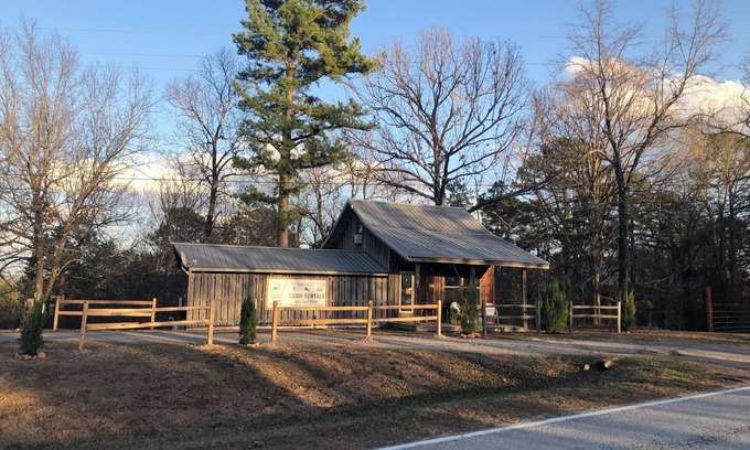 Bruno Cabin | 3 cabins on 2 acres - Great for groups - Minutes to Buffalo