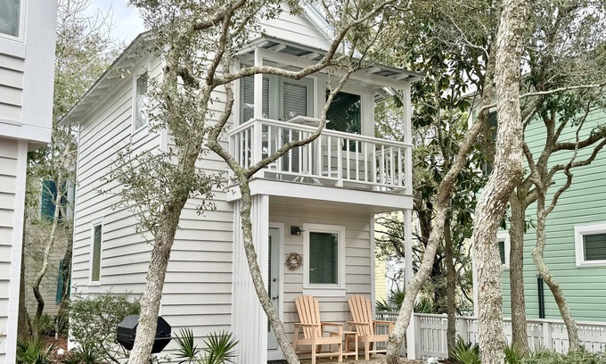 Seaside House | 3 HOUSES TO BEACH & 1 BLOCK TO TOWN IN SEASIDE! Better Days Guest Cottage