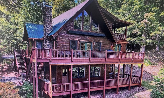 Young Harris Cabin | 3 KINGS! Long Range Views, Hot Tub, Fire Pit, Pool Table - 1 mile off HWY 76