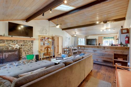 Lower Kingsbury House | 3 Mi to Heavenly Mountain Resort Home with Deck