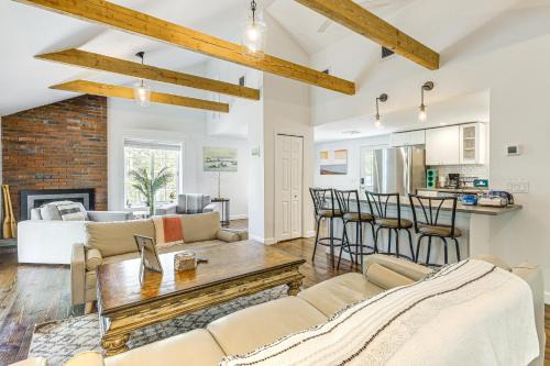 Mashpee Neck House | 3 Mi to Mashpee Commons Family Home with Fireplace