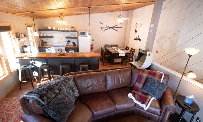 Tahoe Village House | 3 min to Boulder Ski Lift! Walk to Hiking trails. Pet friendly.