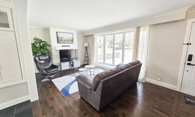 Burlington House | 3 Mins to Waterfront! Family-sized bungalow halfway b/w Niagara Falls & CN Tower