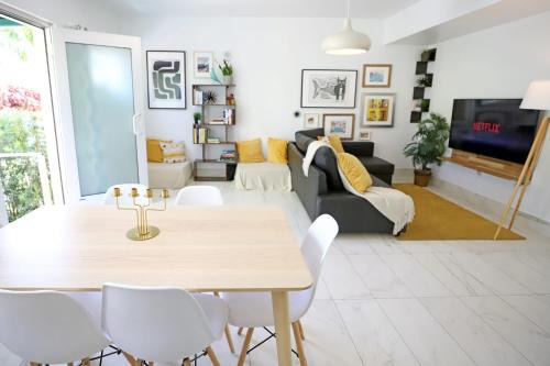 North Beach Apartment | 3 Minute Walk to Miami Beach Family and Pet Friendly Apartment