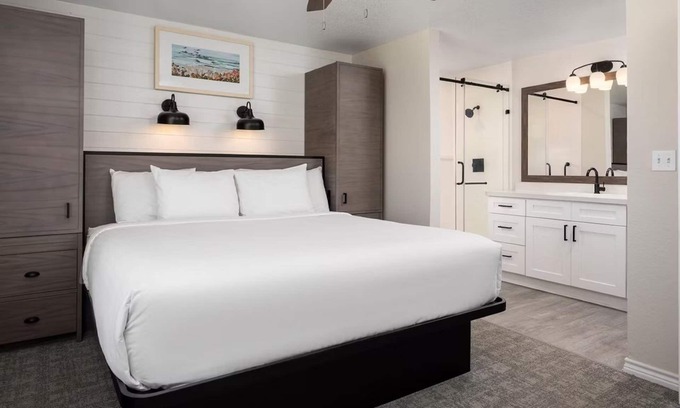 Galveston Hotel | 3 Spacious Villas w/Pool Access + Sports Courts | Close to Beaches