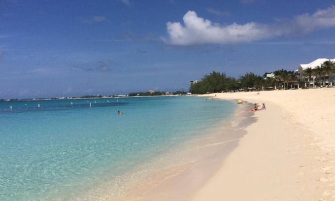 West Bay Apartment | 3 Suites Breakfast Steps to Beach