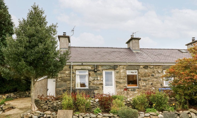 Garndolbenmaen Cottage | 3 TAN Y COED, pet friendly, character holiday cottage in Tremadog