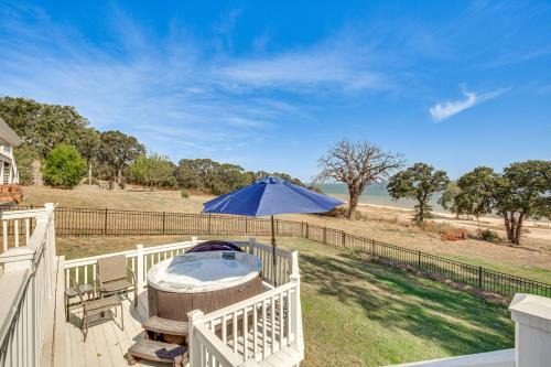 Kingston House | 300 Feet to Lake Texoma Modern Home with Deck!