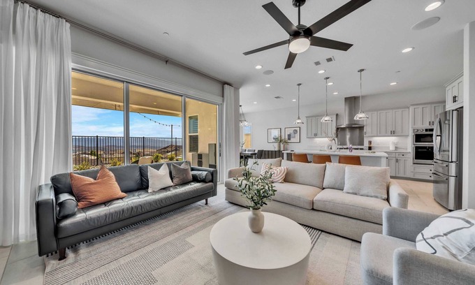 Canyon Country House | 30nights Min｜Mainfloor Bedroom｜Garage Access｜Pet friendly｜Natural Light #42174