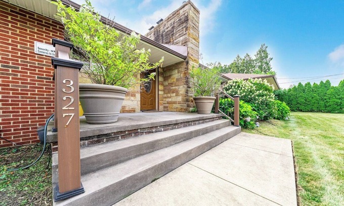 Fairlawn Heights House | 327 · Fairlawn 327 | Spacious 2F & 4H Bathrooms