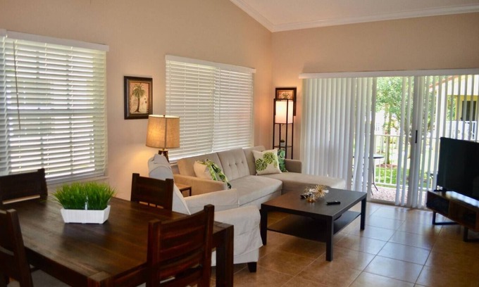 Mission Bay Apartment | 360C – Bright Top-Floor Apartment w/Washer & Dryer, Pool & Parking Near Evert