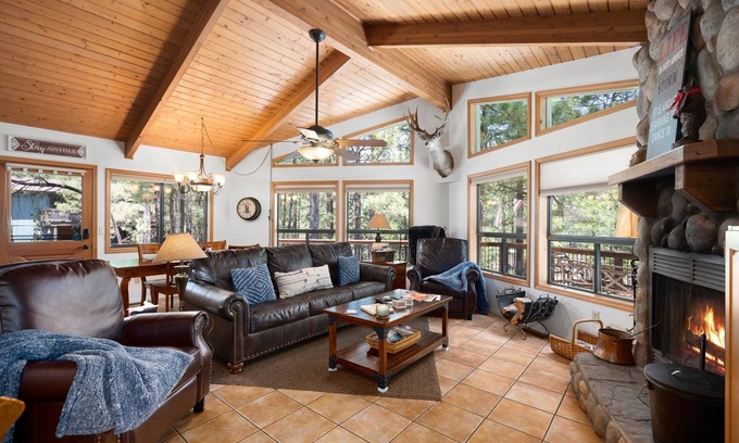 Munds Park Cabin | 360° deck. Head north with your dog and your jacket!