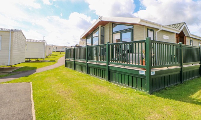 Crimdon Cabin | 37 HORIZON PARK, pet friendly, with pool in Hartlepool
