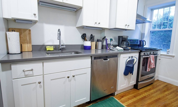 Highland Park Apartment | 3BD 1.5BTH Bright and Spacious Apt