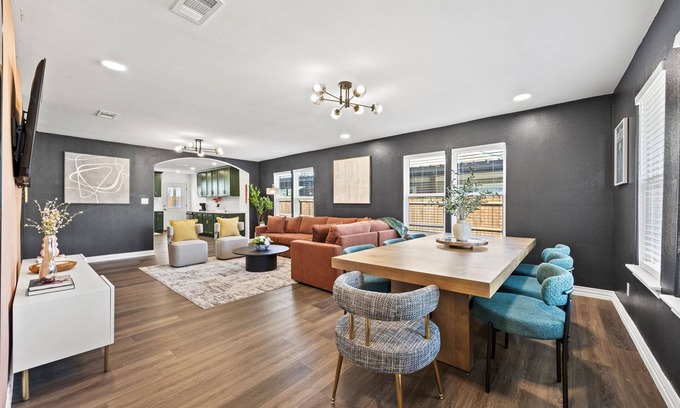 Oak Cliff House | 3Bed Home near Dtown Dallas with King Bed&Queen Beds+Free Parking+Fun Backyard