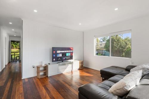 Brisbane House | 3Beds Value and Comfort Stay Airport CBD and Cafes