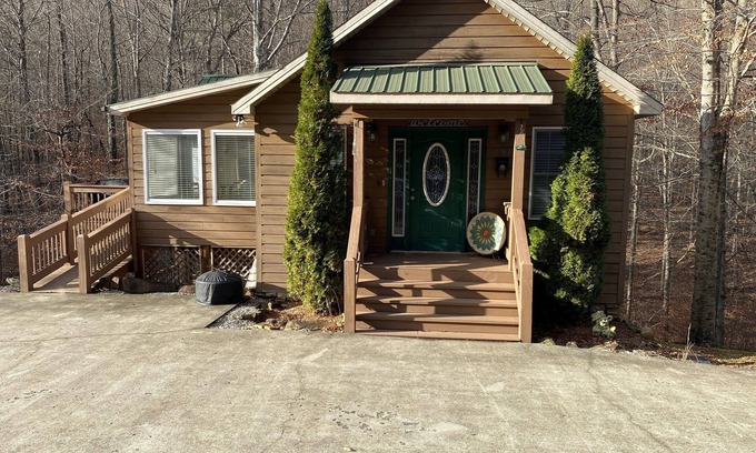 Sloans Valley Cabin | 3BR 3BA Cabin, with hot tub, 3 Pools, Boat Ramp with Dock 1 mile away.