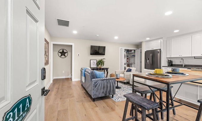 Gainesville Apartment | 3BR/3BA Newly Built, 5 min to square. Pet+, Full Kitchen, Washer/Dryer, 15+ days