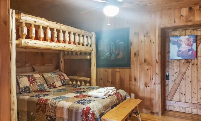 Bouvet Island Hotel | 3BR Cabin on 6 Acres, VIEWS, Hot Tub + Fire Pit, Game Room - Rustler's Ridge
