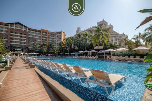 Flamingos House | 3BR Condo in the Krystal Grand Hotel - Beach