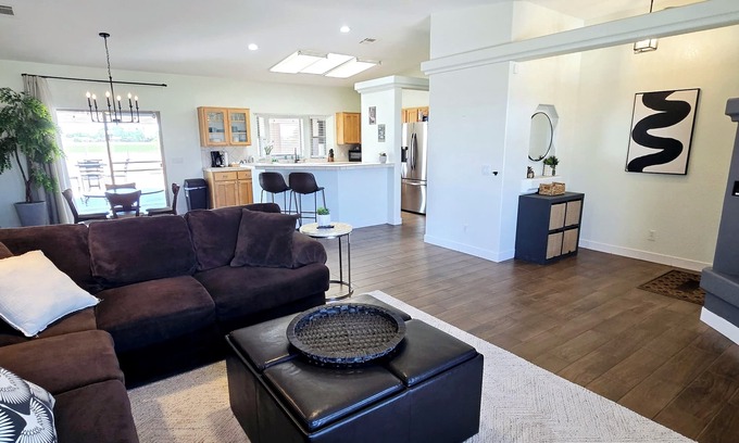 Blythe House | 3BR FLEX Stay in Blythe - Contractors Nurses Families Long-Term OK