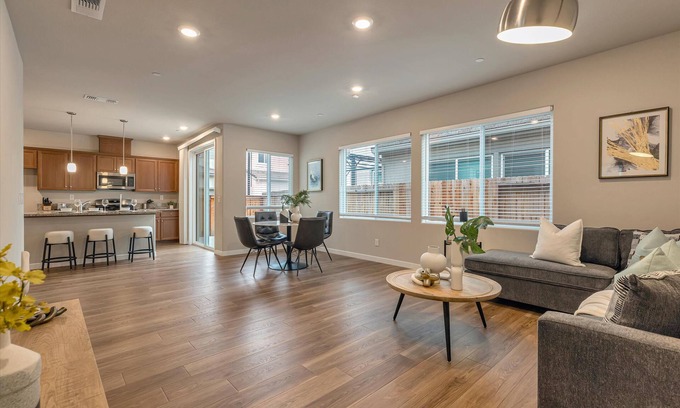 Natomas Park House | 3BR Home at Pagoda Lane｜Walk In Closets｜Garage｜nWifi｜Laundry Roomn #41982