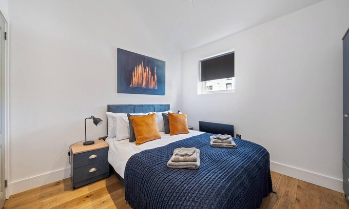 High Barnet House | 3BR House in Prime Barnet Location with Driveway