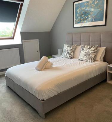 Knowle Sands House | 3BR House Self Check In Parking By PlushPad