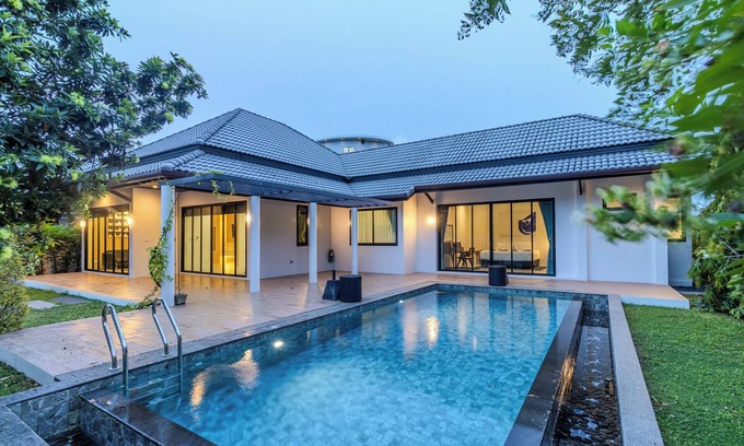 Cherngtalay Villa | 3BR Pool Villa Bathtub Near Beach V243