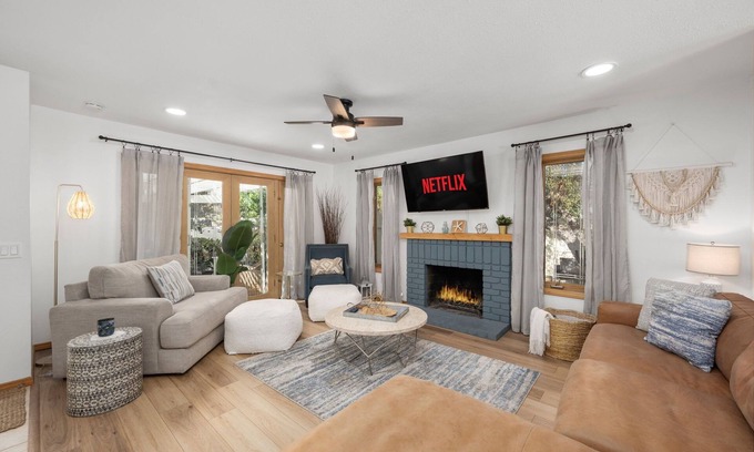 San Carlos House | 3BR Poolside Escape Sleeps 10 + Dogs Welcome!