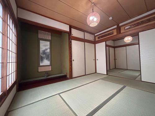 Minato House | 3LDK Entire house for rent 3 bedrooms, 2 toilets, and parking lot! Close to the station, USJ, and Expo!