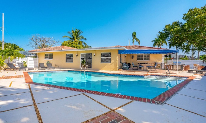 Lighthouse Point House | 4/3 for 10-Heated Pool-Pool Table-BBQ-Patio Dining