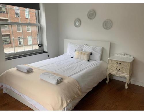 Elephant and Castle Apartment | 4 Bed Flat - Sleeps 10 - Pets - Parking