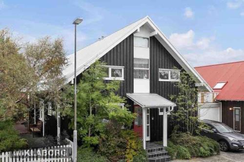 Breidholt House | 4 Bed House Sleeps 8 -Car Barbecue Balcony