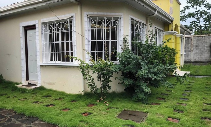 Nindiri House | 4 Bed House-Sleeps 8-Pet Friendly-Private Garden