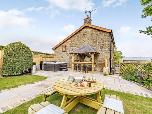 Holywell House | 4 Bed in Holywell 82276