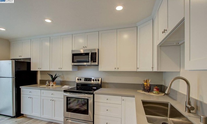 Union City House | 4 Bed Townhome with pool view /walk to shops