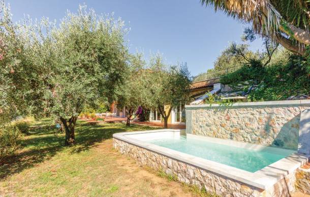 Carrara House | 4 bedroom accommodation in Carrara -MS-