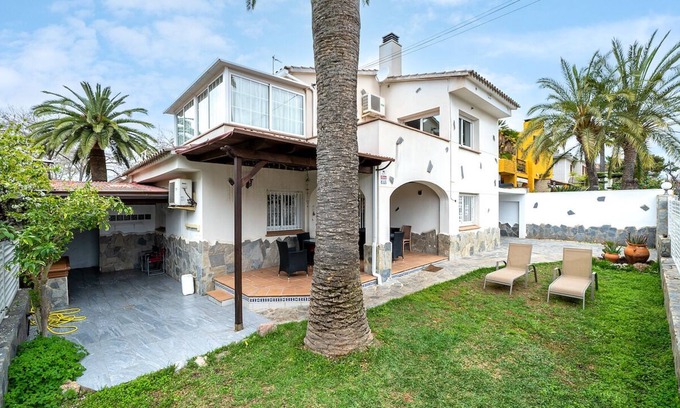 Cambrils Ski Chalet | 4 bedroom accommodation in Cambrils