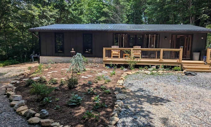 Altamont Cabin | 4-bedroom cabin in beautiful Newland with AC, Heat and WiFi. Enjoy nature