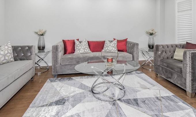 East Credit House | 4-bedroom Home, 4-minutes walk from outlet plaza