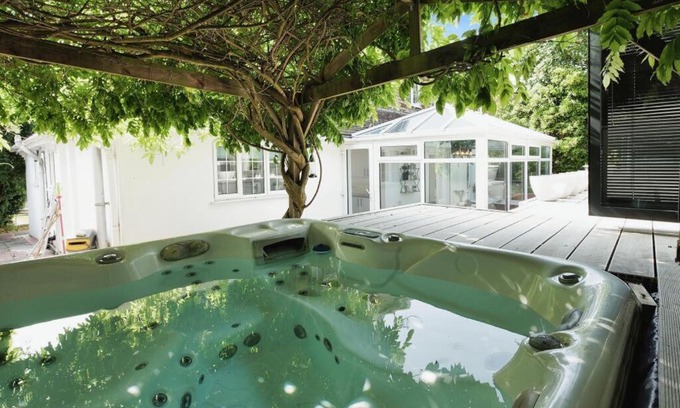 Brighton House | 4 Bedroom Home In Brighton With Hot Tub