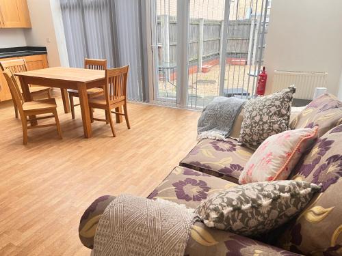 Colchester House | 4 Bedroom House, 5 mins to Colchester Station, Contractors, free Parking, WiFI