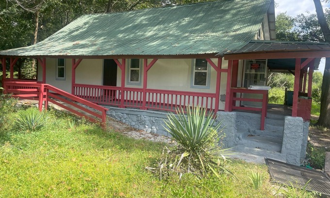 Summerville House | 4-bedroom house in adorable Summerville with AC