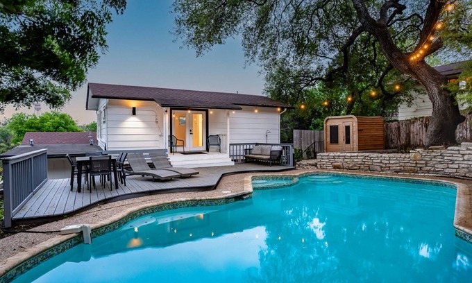 Dawson House | 4 bedroom near SoCo with a Sauna