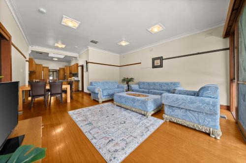 Bentleigh House | 4 Bedrooms House Walking to Shops and Restaurants